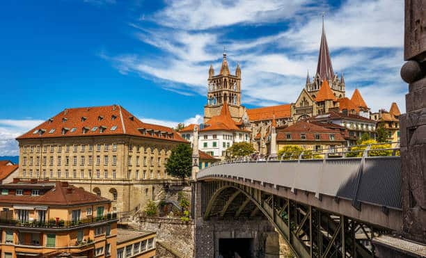 Vue de la ville historique de Lausanne depuis un pont.