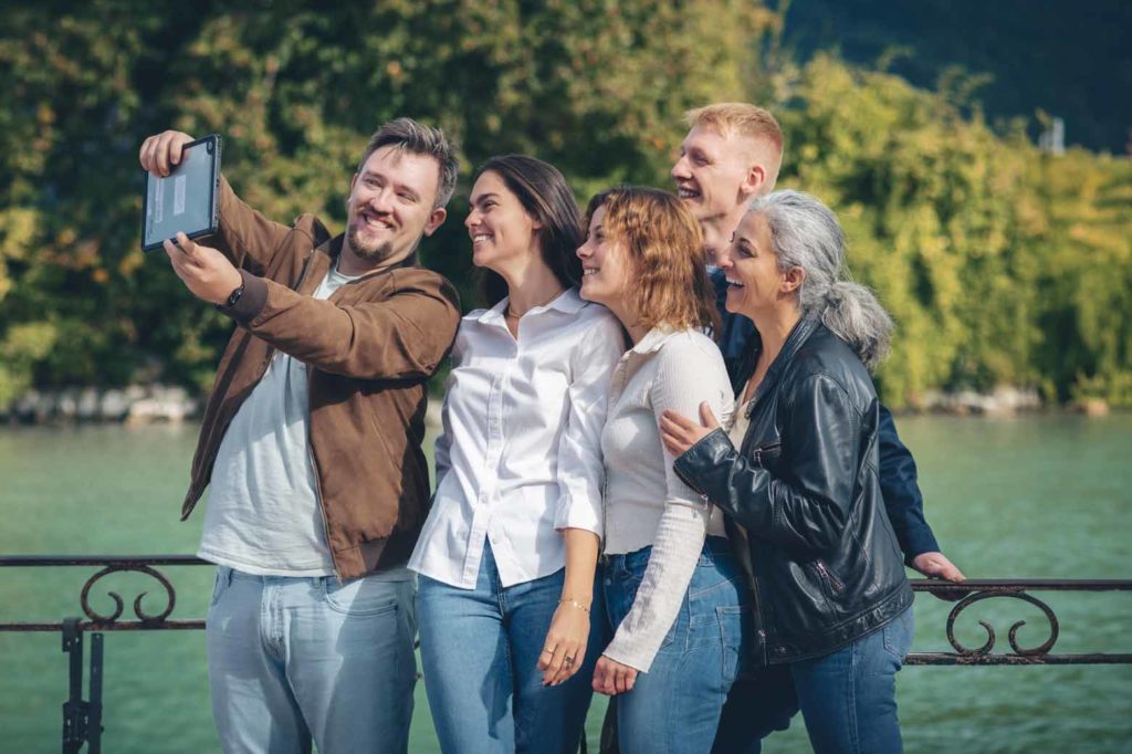 Selfie de groupe pour un Team Building en ville