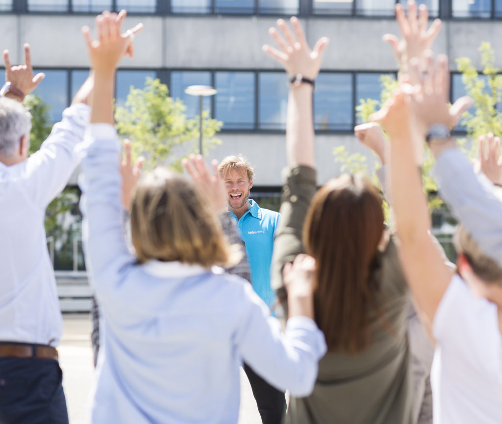 Groupe de personnes contentes de participer à un Team Building