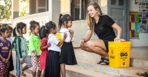 Distribution de lampes solaires pour les enfants en précarité énergétique